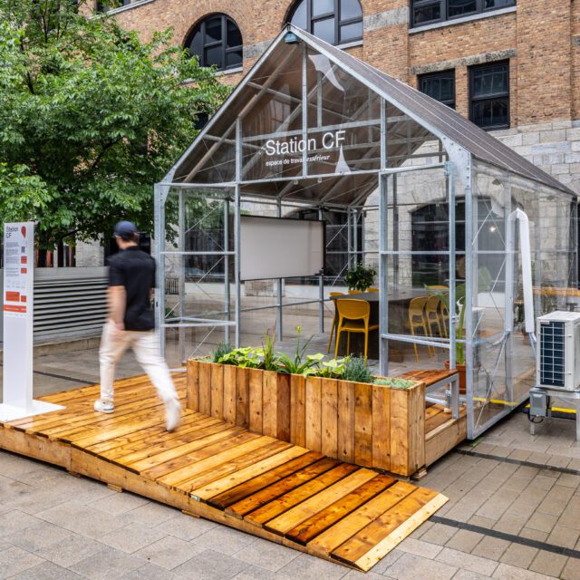 People have fun on the Aire Commune site