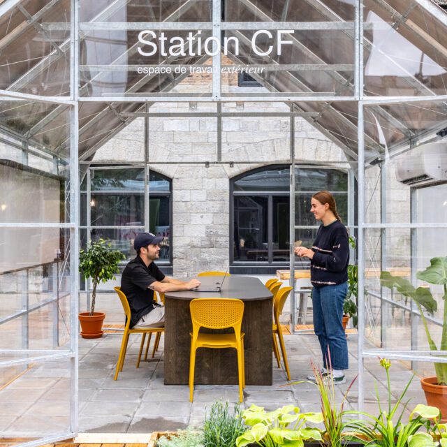 People have fun on the Aire Commune site