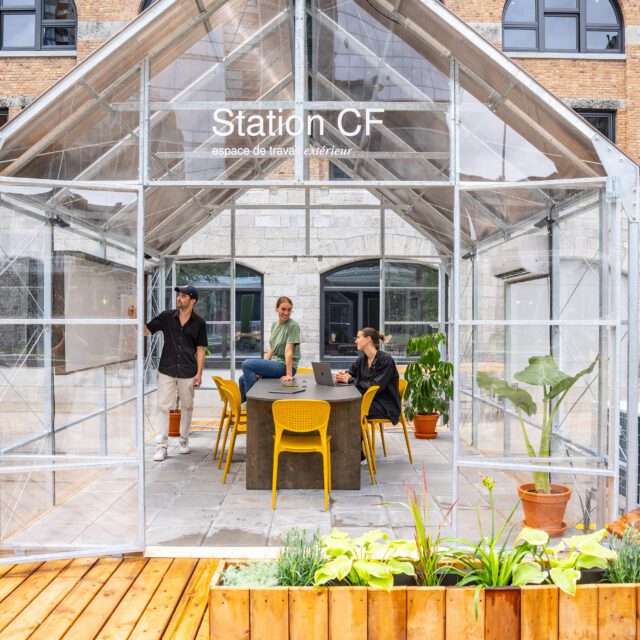 People have fun on the Aire Commune site