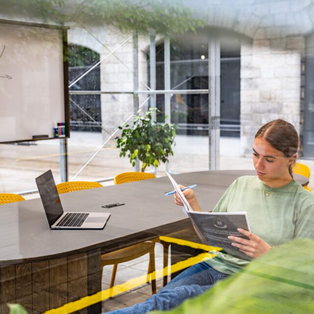 People have fun on the Aire Commune site