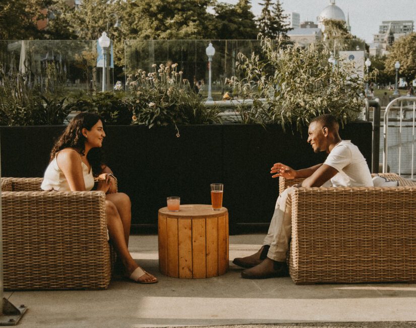 discussion-amis-aménagement-extérieur-terrasse