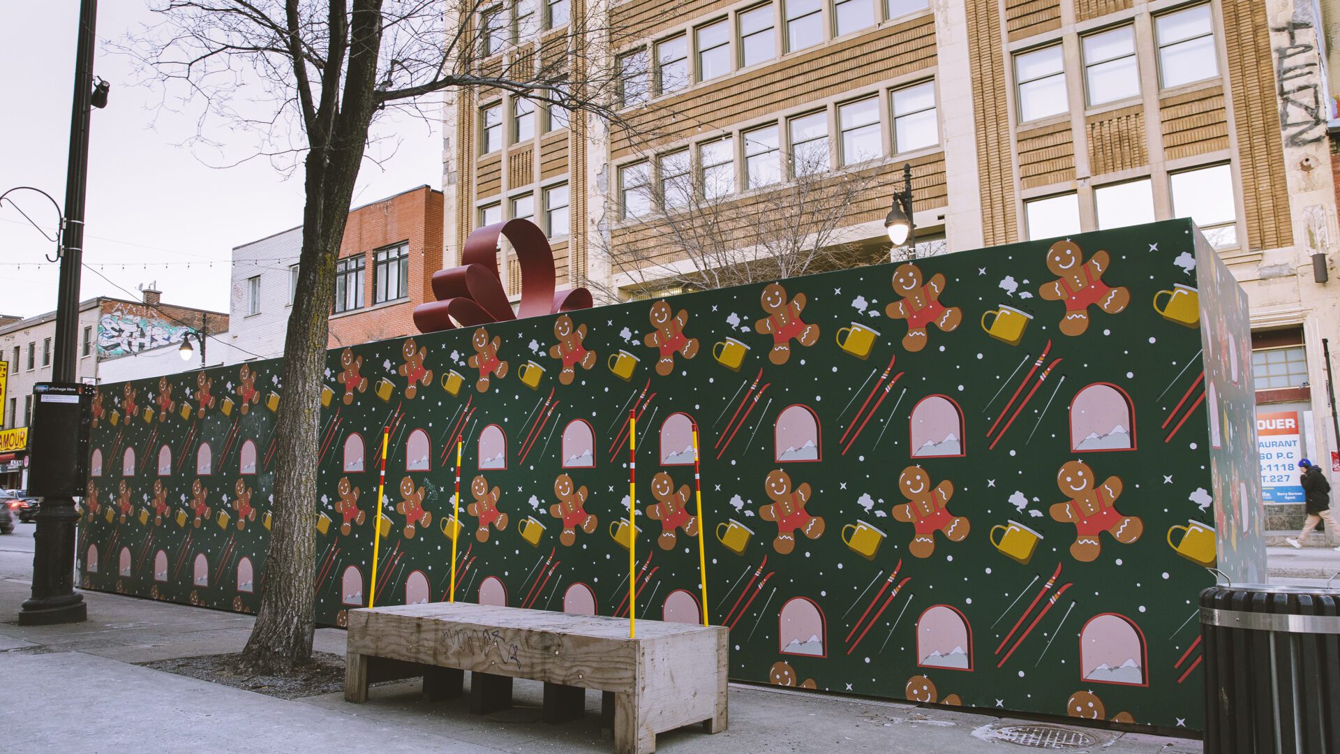 cadeau-geant-boulevard-st-laurent-montreal